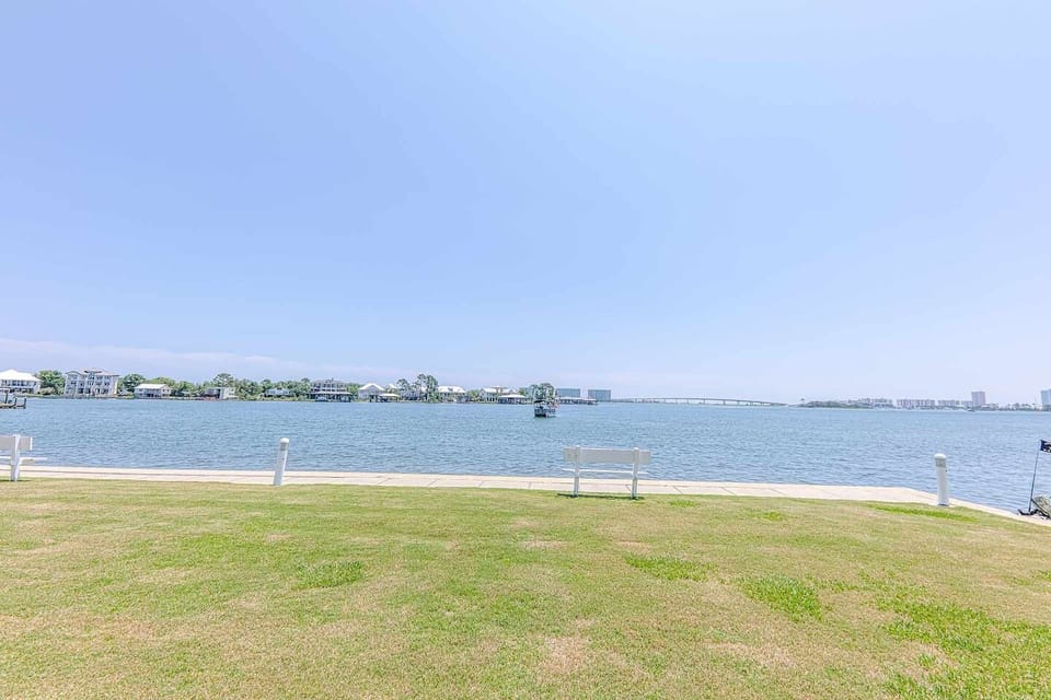 Waterfront Paradise: Breathtaking views and serene waters await from your waterfront retreat!