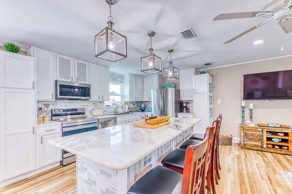 Kitchen: Sleek design with bright natural light, perfect for culinary adventures!