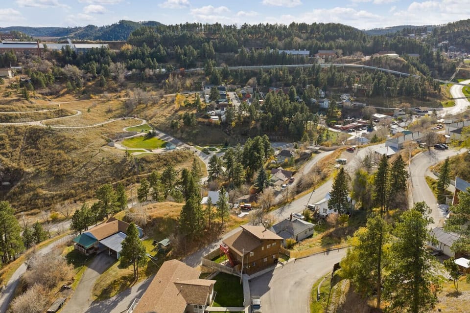 Only about 33 miles (35–40 minutes) to Rapid City for dining, shopping, and entertainment options.