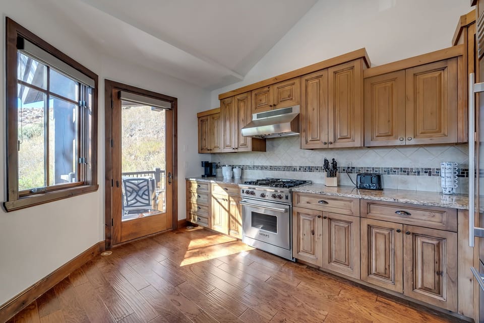 Gourmet kitchen: Wolf range, Sub-Zero fridge, Bosch dishwasher