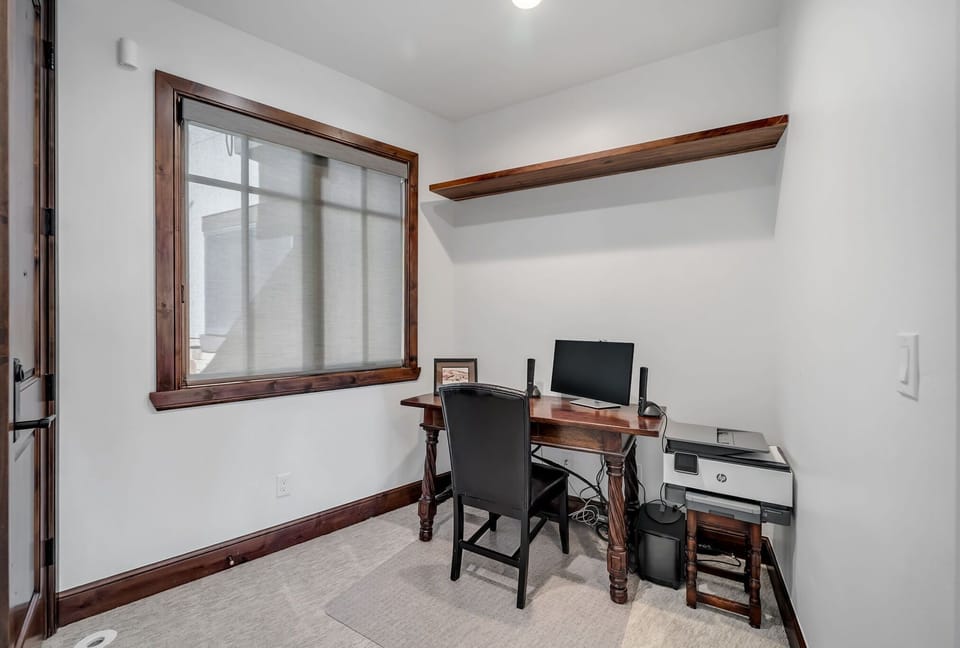 Convenient office to maximize time on the slopes