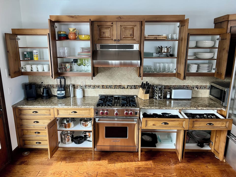 Fully stocked kitchen (new Winter 2025)