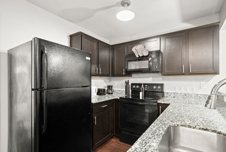 Fully equipped kitchen with fridge, stove, oven & modern appliances