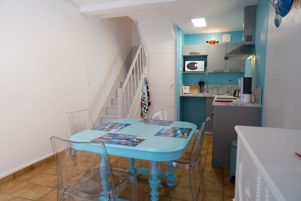 Full view of the kitchen