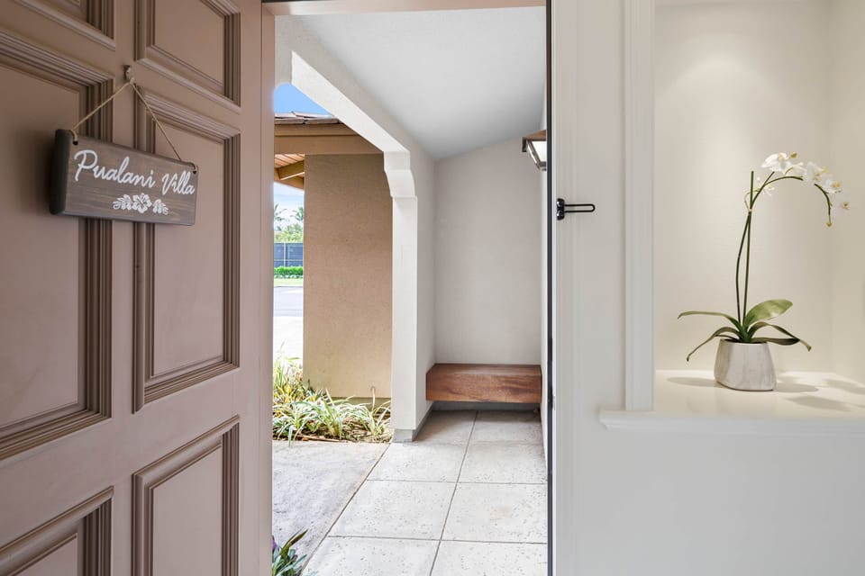 Private front entry to Colony Villas 1702