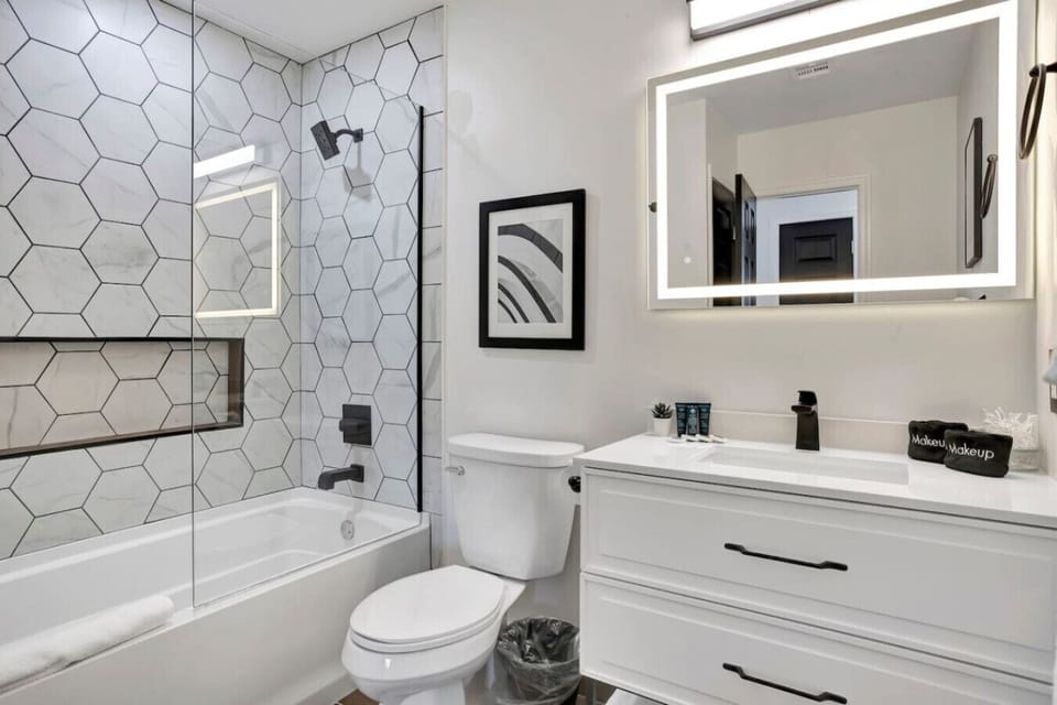 Modern and fashioned bathroom