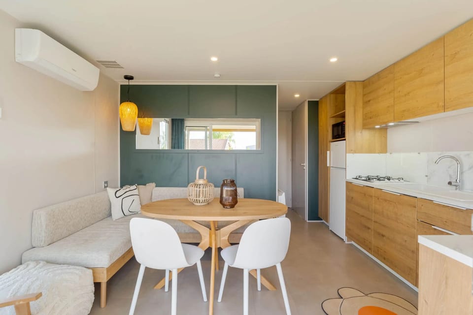 Camping Papillon Kinrooi – 139 - kitchen and dining table
