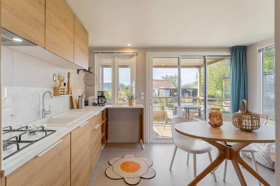 Camping Papillon Kinrooi – 139 - kitchen and dining table
