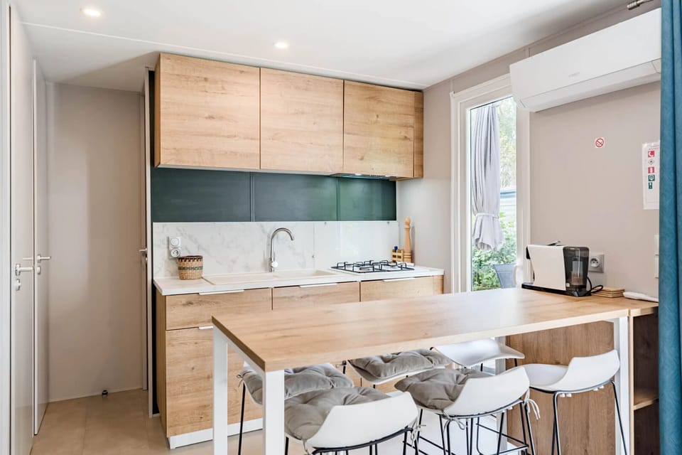 Camping Papillon Kinrooi – 75 - kitchen and dining table