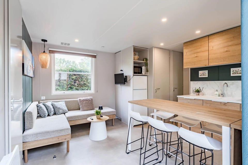 Camping Papillon Kinrooi – 82 - dining table and living room