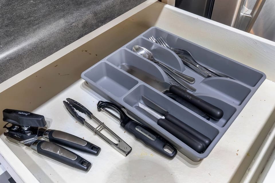 Fully equipped kitchen with modern appliances, perfect for preparing meals during your stay in Arlington. A convenient option for longer stays, game weekends, or concert trips near AT&T Stadium
