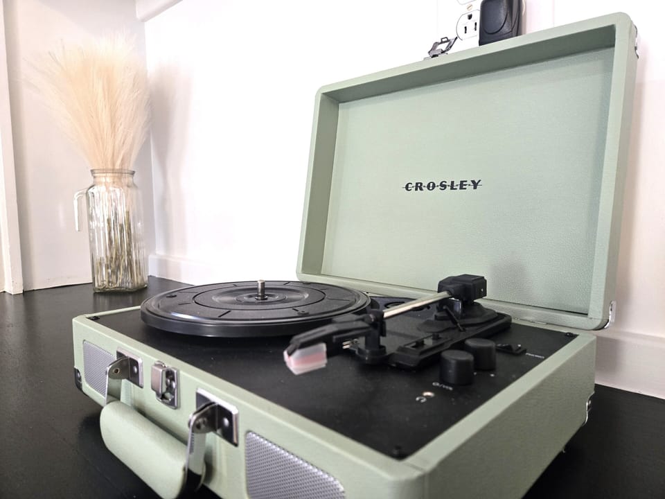 Record player & bluetooth speaker combo. Feel free to use it!