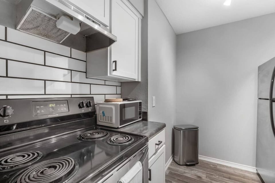 Fully equipped kitchen with modern appliances, perfect for preparing meals during your stay in Arlington. A convenient option for longer stays, game weekends, or concert trips near AT&T Stadium