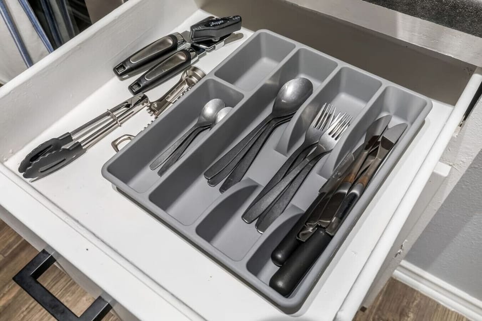Fully equipped kitchen with modern appliances, perfect for preparing meals during your stay in Arlington. A convenient option for longer stays, game weekends, or concert trips near AT&T Stadium