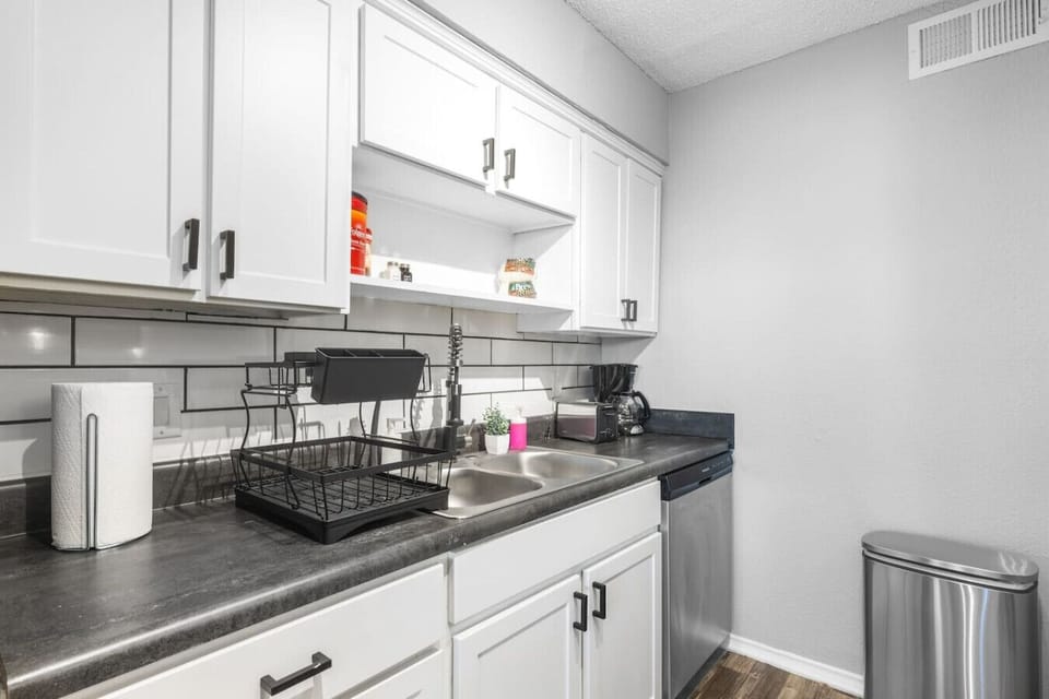 Fully equipped kitchen with modern appliances, perfect for preparing meals during your stay in Arlington. A convenient option for longer stays, game weekends, or concert trips near AT&T Stadium