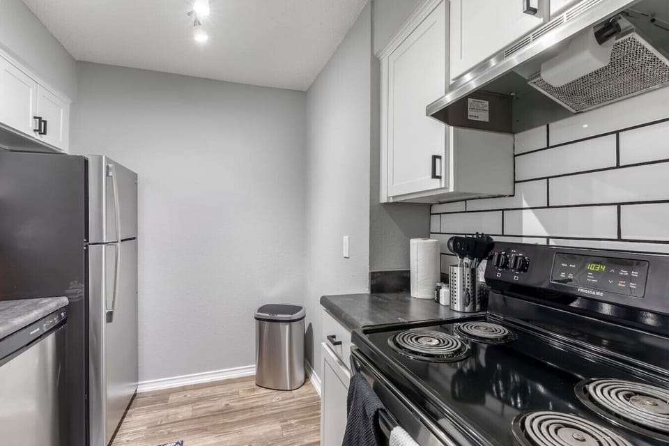 Fully equipped kitchen with modern appliances, perfect for preparing meals during your stay in Arlington. A convenient option for longer stays, game weekends, or concert trips near AT&T Stadium.
