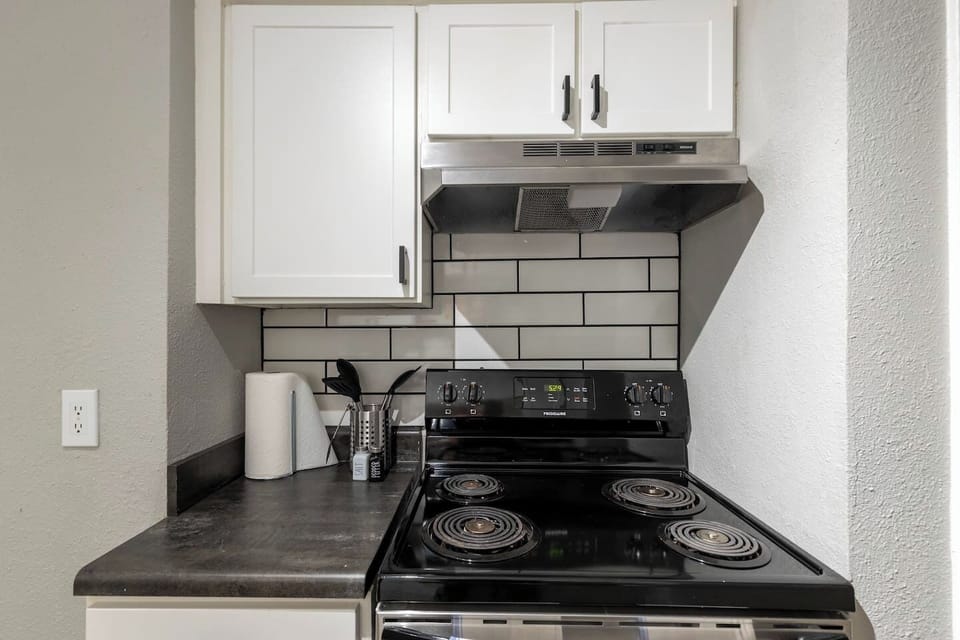 Fully equipped kitchen with modern appliances, perfect for preparing meals during your stay in Arlington. A convenient option for longer stays, game weekends, or concert trips near AT&T Stadium