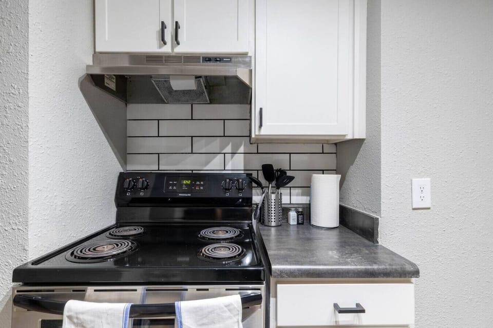 Fully equipped kitchen with modern appliances, perfect for preparing meals during your stay in Arlington. A convenient option for longer stays, game weekends, or concert trips near AT&T Stadium