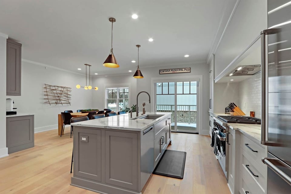 Kitchen & dining (2nd floor)