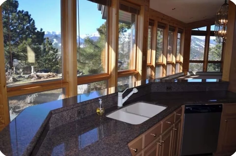 Full kitchen with views!