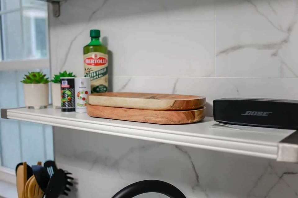 Additional kitchen amenities. 