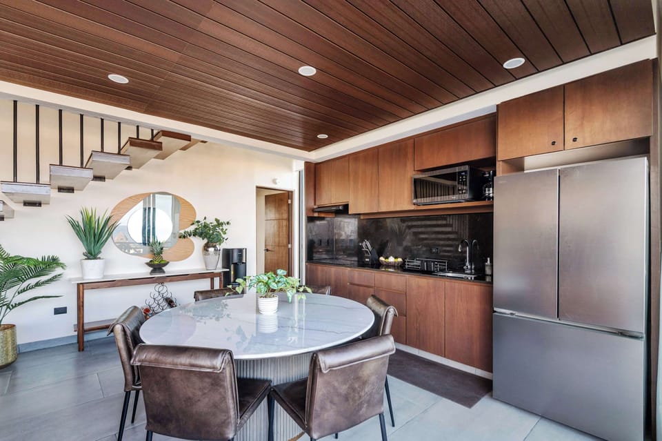 Dining table and fully equipped kitchen 