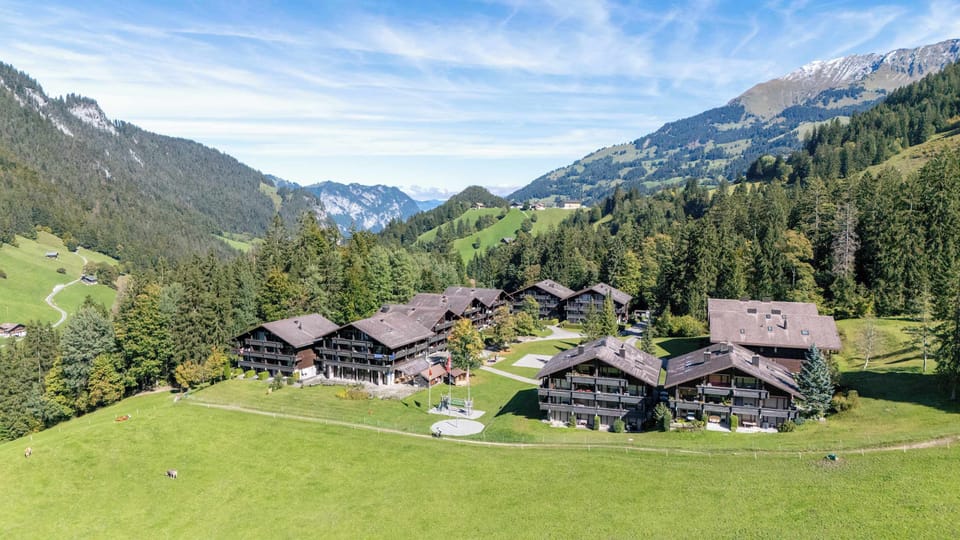 Ferienzentrum surrounded by mountains and green nature