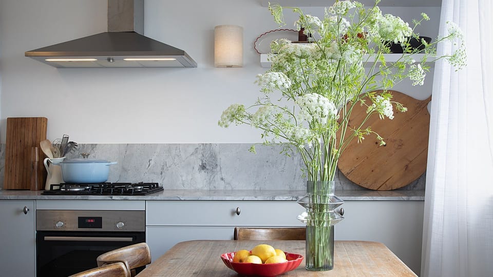 Inviting dining setup – Natural textures for a relaxed, homely feel.