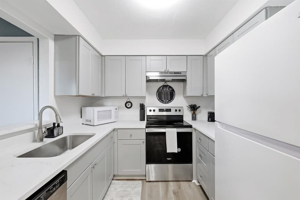 Beautifully designed with the best of compact functionality and space efficiency in mind, this kitchen has everything you need to whip up a good southern meal!