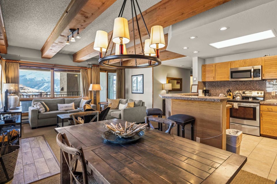 【Dining + Kitchen】Open-concept flow — the cook stays in the conversation