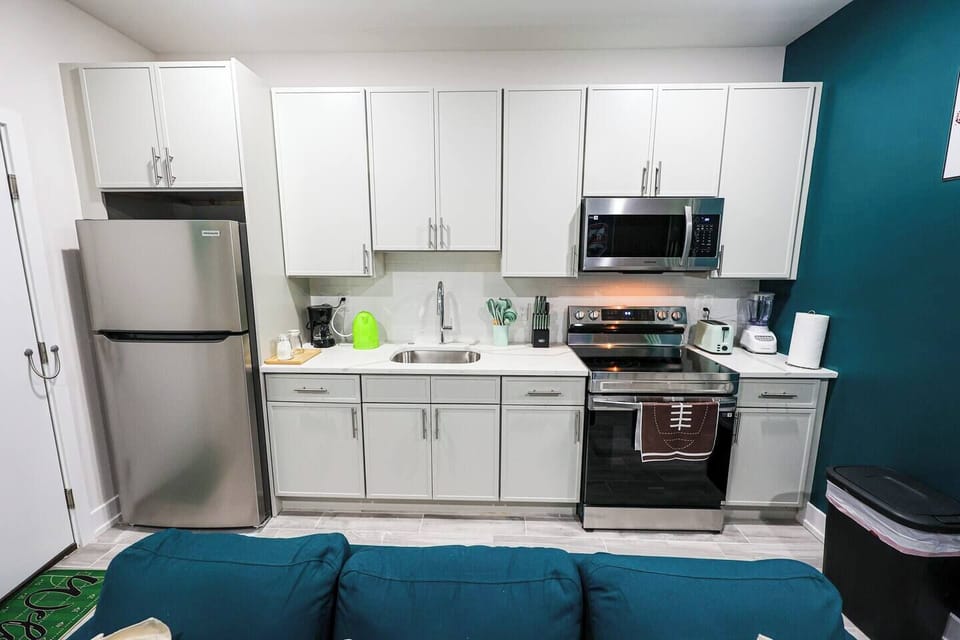 Fully equipped for your inner chef! From morning coffee to midnight snacks, this modern kitchen features all the essentials 