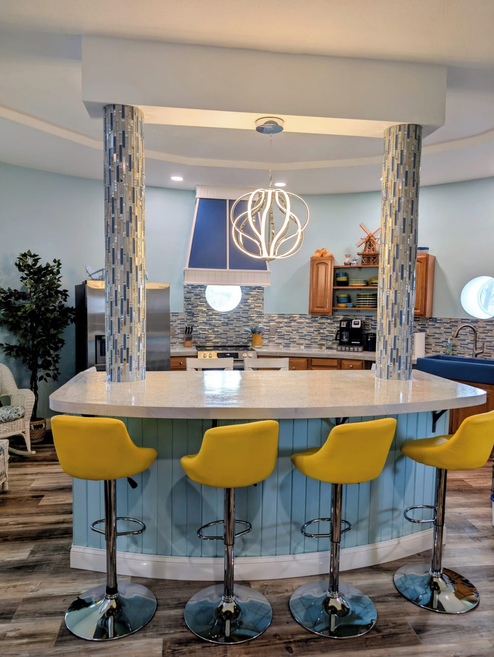First floor eat-in island