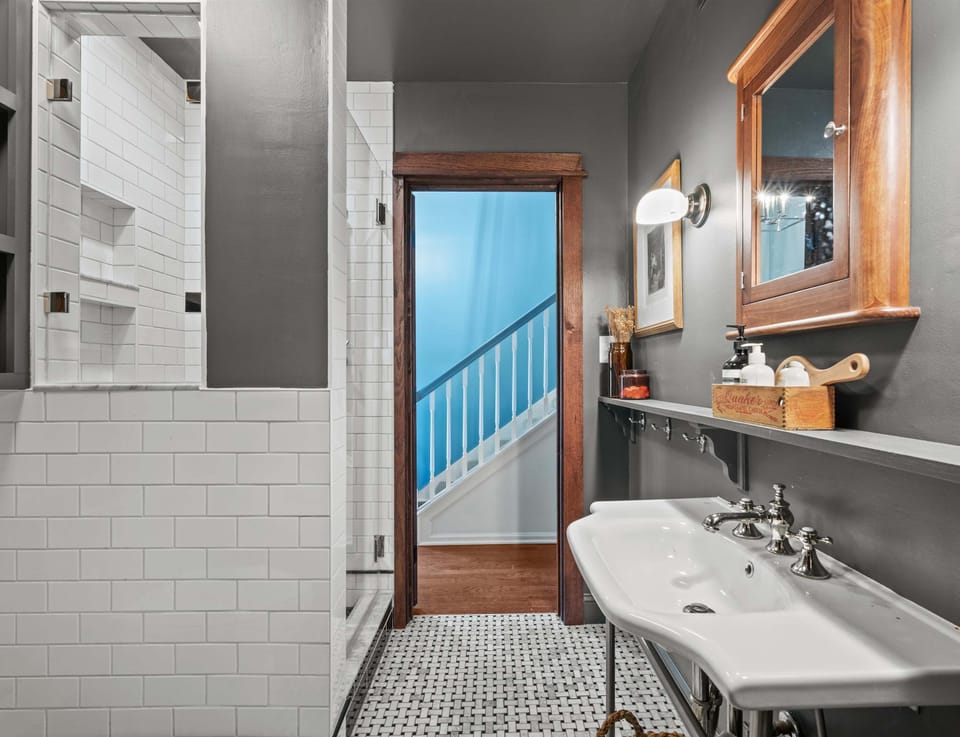 Shared ensuite with shower 