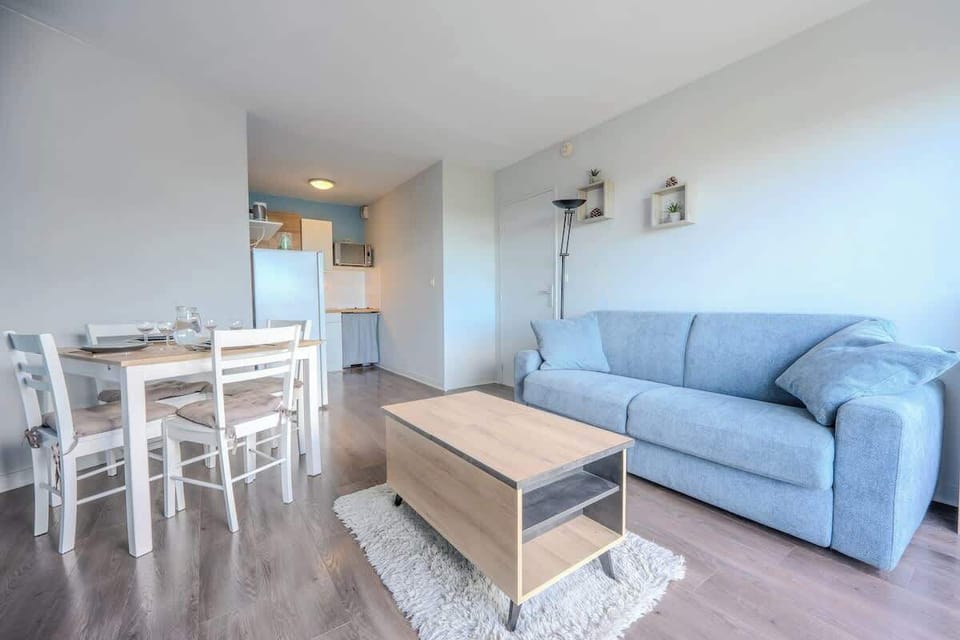 Voici le salon avec la cuisine et l'espace repas.