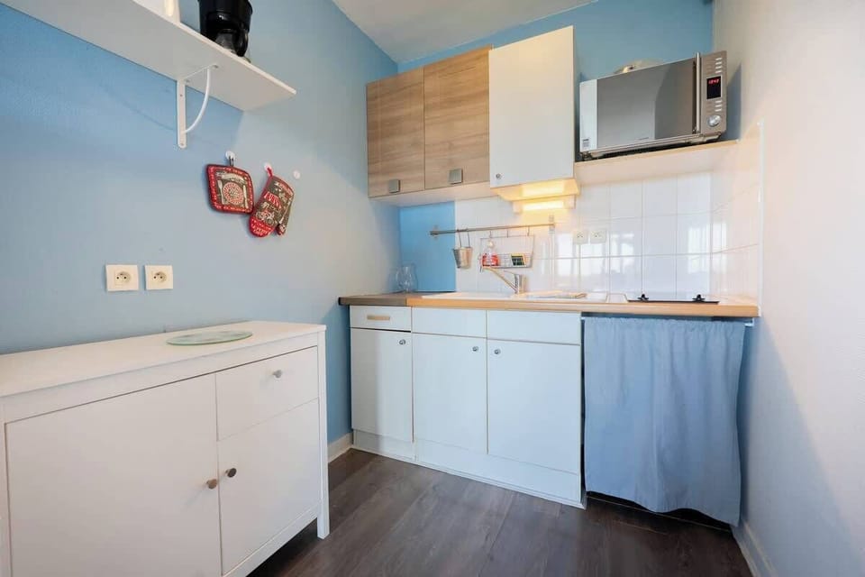 Belle cuisine fonctionnelle pour cuisiner de bons plats.