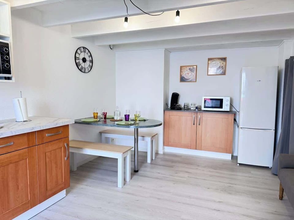 Coin repas avec la cuisine.