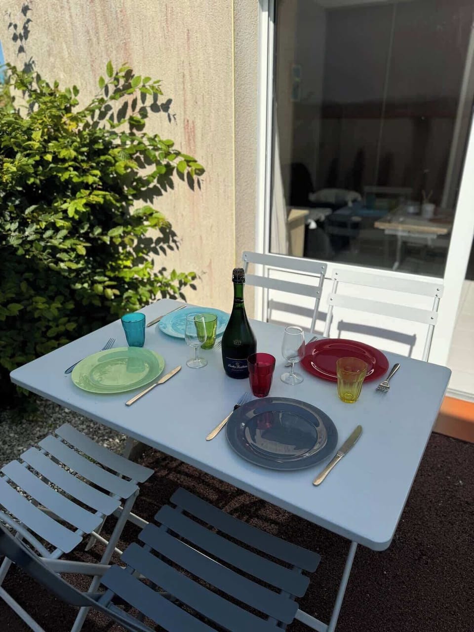 Petite table extérieure pour des repas ensoleillés
