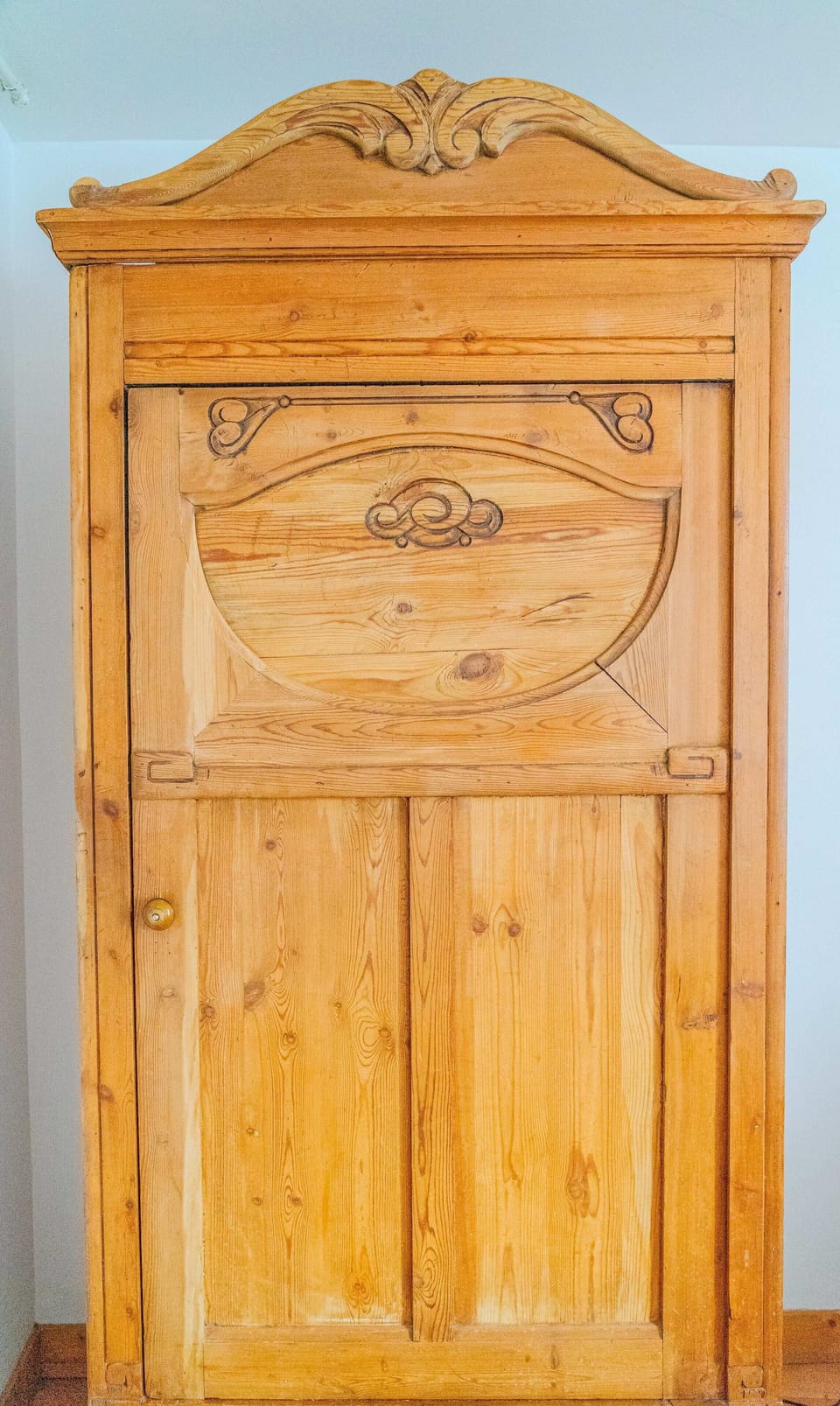 Armoire à côté du lit.