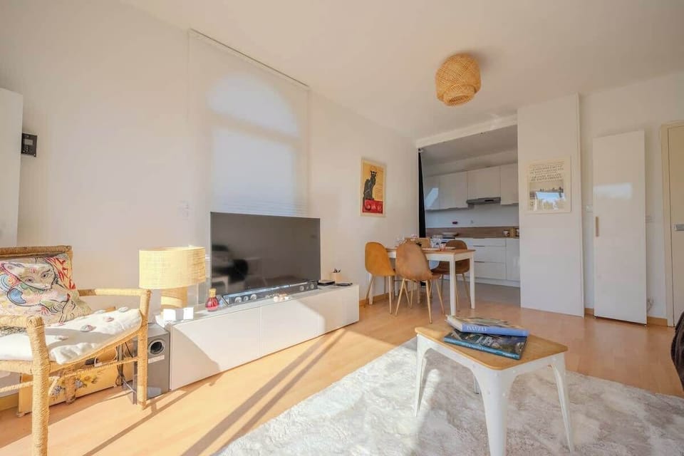 Bel espace de vie spacieux et lumineux.