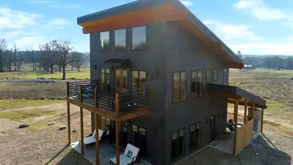 Modern Broken Bow cabin with balcony, fire pit and peaceful countryside views