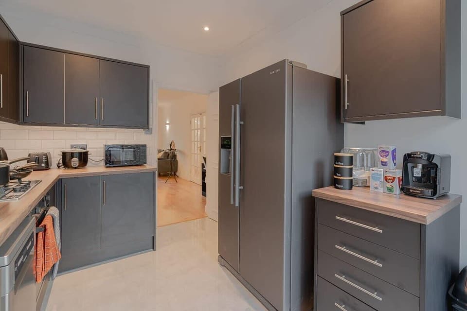 Stylish, fully stocked kitchen designed for easy cooking and dining.
D3 Short Stays