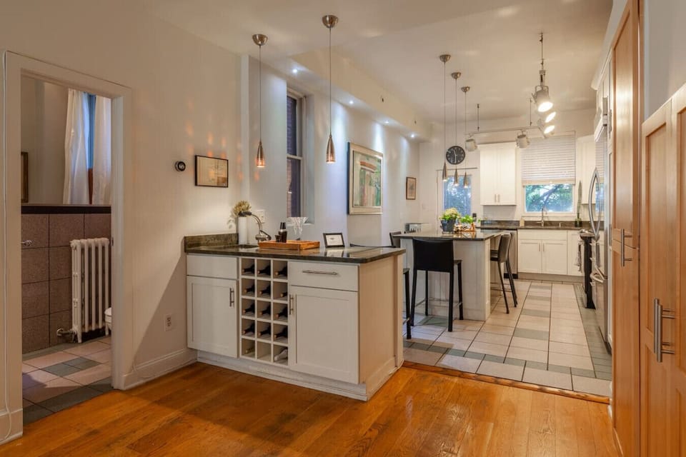 Small 1/2 bath off wet bar.