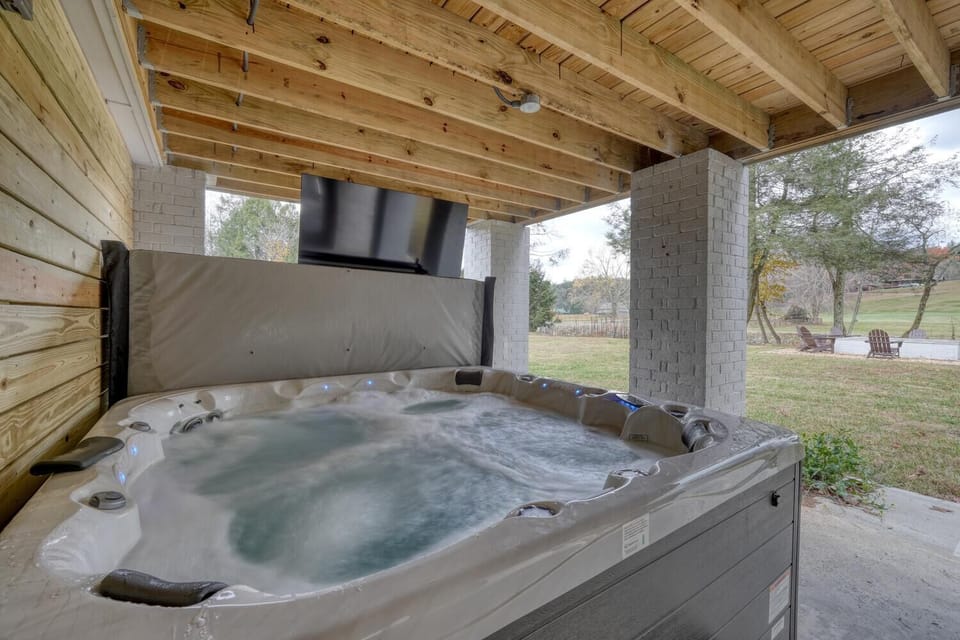Outdoor spa tub