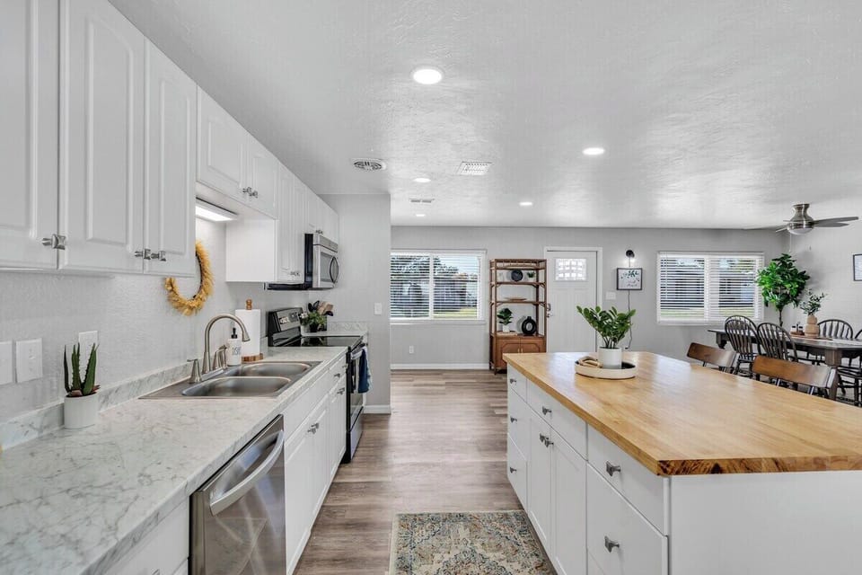 With its generous countertops, this kitchen provides ample space for meal prep and culinary creativity. It's a spacious haven where every dish is a delight to craft.