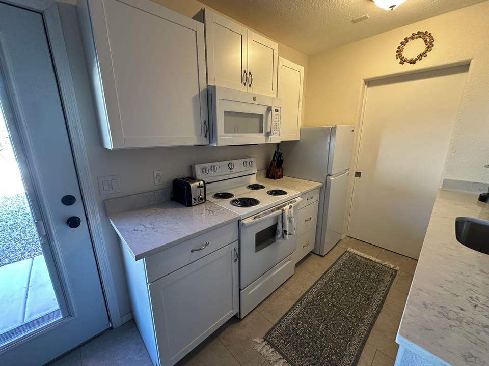 Full sized oven and fully stocked kitchen.