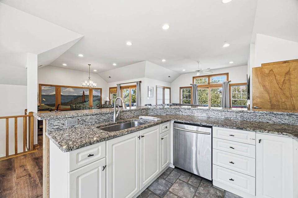 Top-Level Kitchen with Bar (seats 4)
