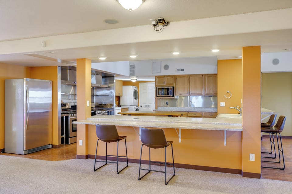 Kitchen | 1st Floor I Breakfast Bar Seating I Washer & Dryer I New Appliances