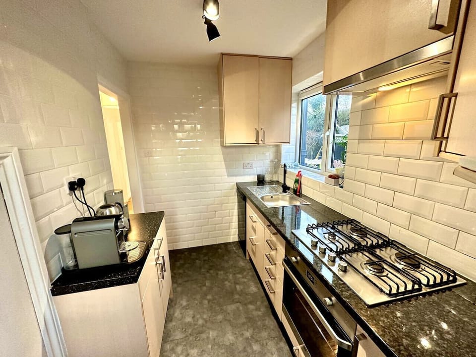 Fully equipped kitchen with gas hob and tiled splashback