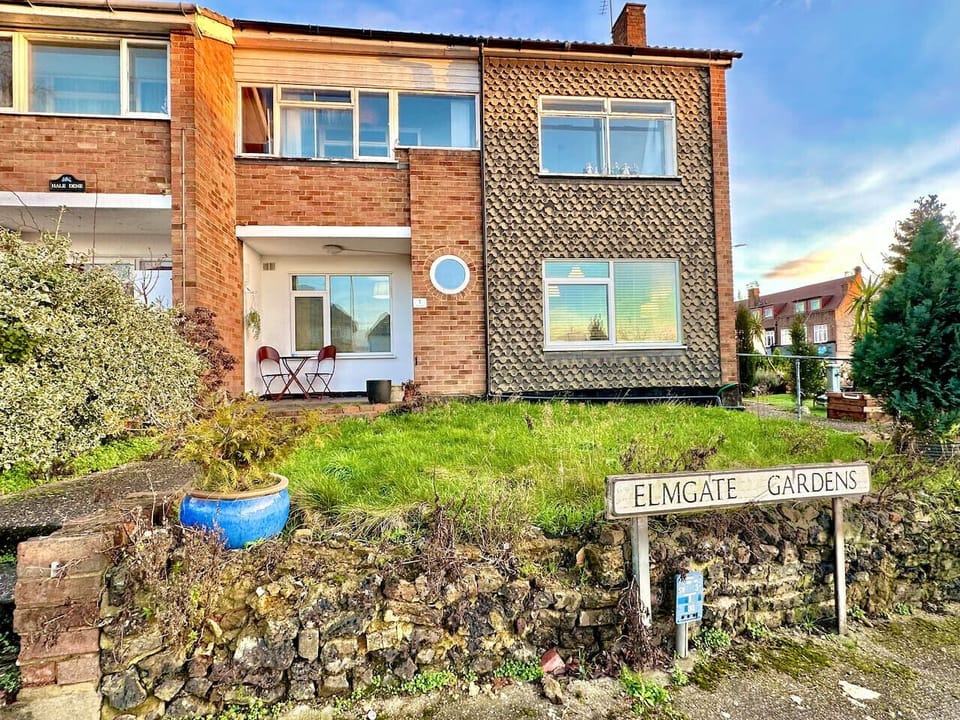 Additional view of the flat’s exterior and garden