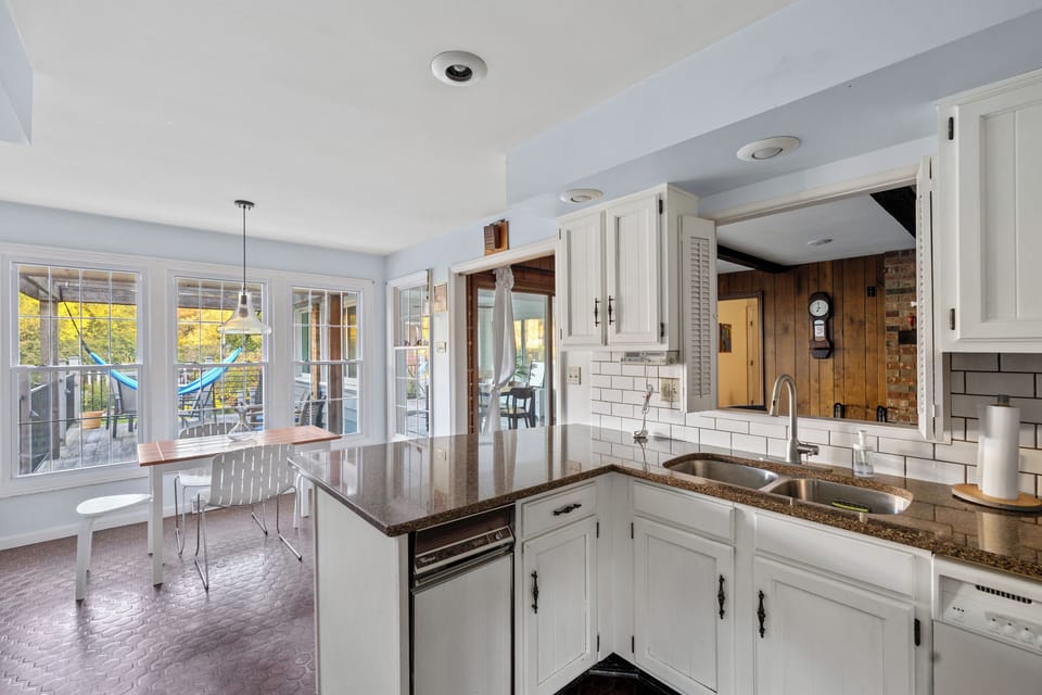 Willow on the Pond - Kitchen and dining nook with easy access to the sitting area for casual meals and gatherings.